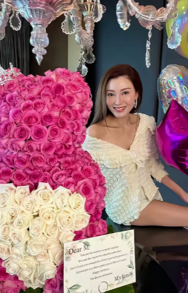 李嘉欣的长相真的太让人羡慕了！她五官精致得挑不出一点毛病，眉如远黛，眼若星辰，高