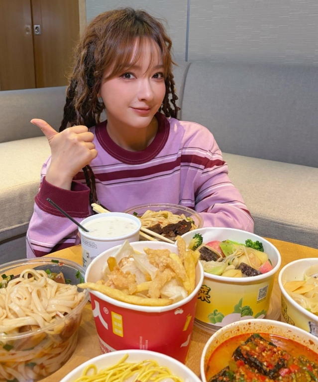 很好奇看到吴昕晒出的外卖
菜品超丰富，和普通人点的外卖不在一个圈层，仔细看才知道