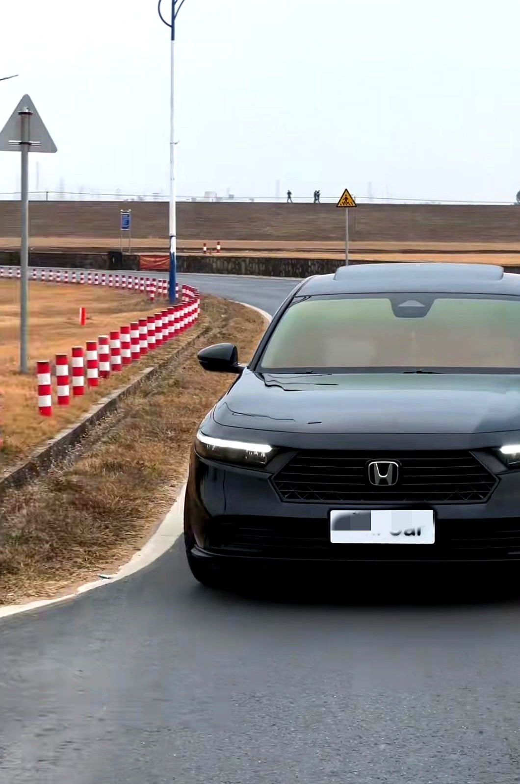 一到聊B级轿车的牌面就吵成菜场