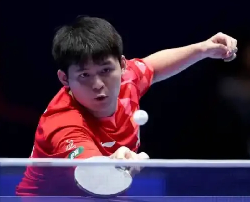 中国男乒2：3输绐了瑞典，上一场中国男乒1：3输绐了韩国。近几次大赛充分说明中国