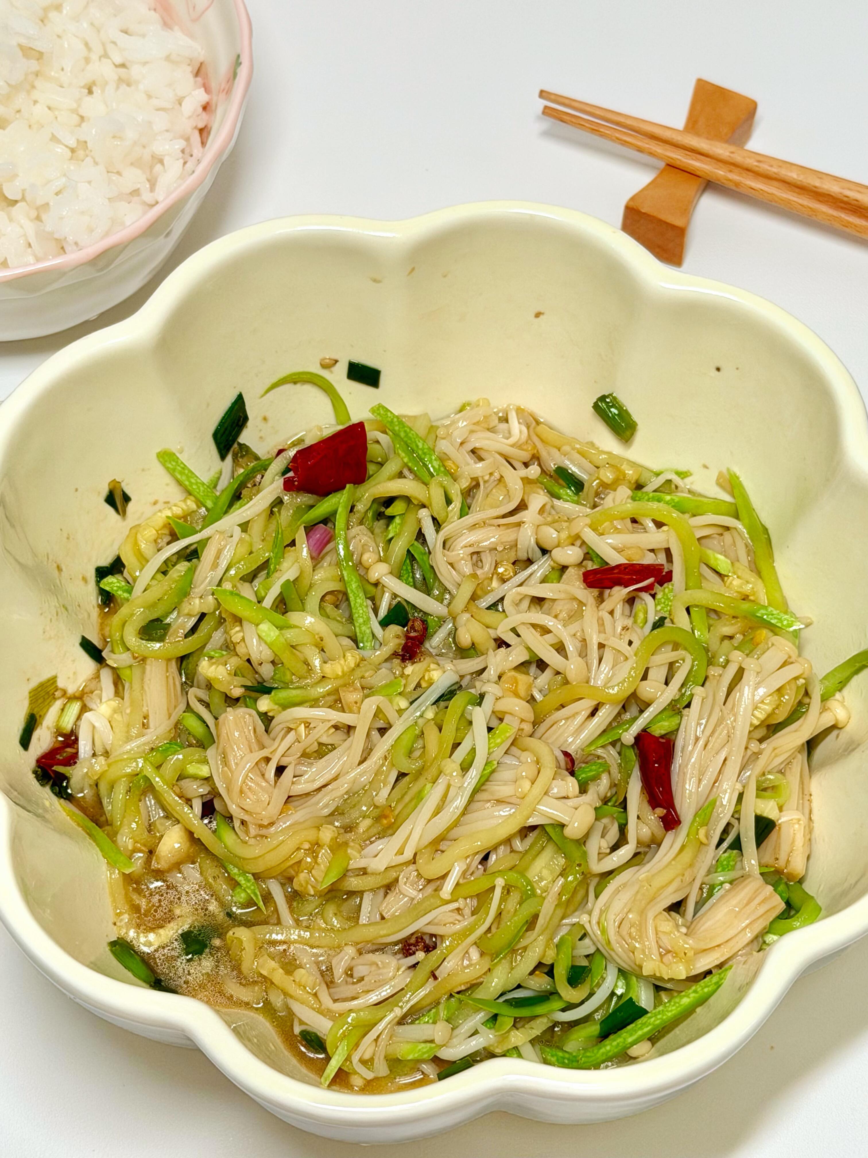 西葫芦拌金针菇｜低卡清爽，春天吃太合适
西葫芦拌金针菇也太绝了！好吃又低卡，无负