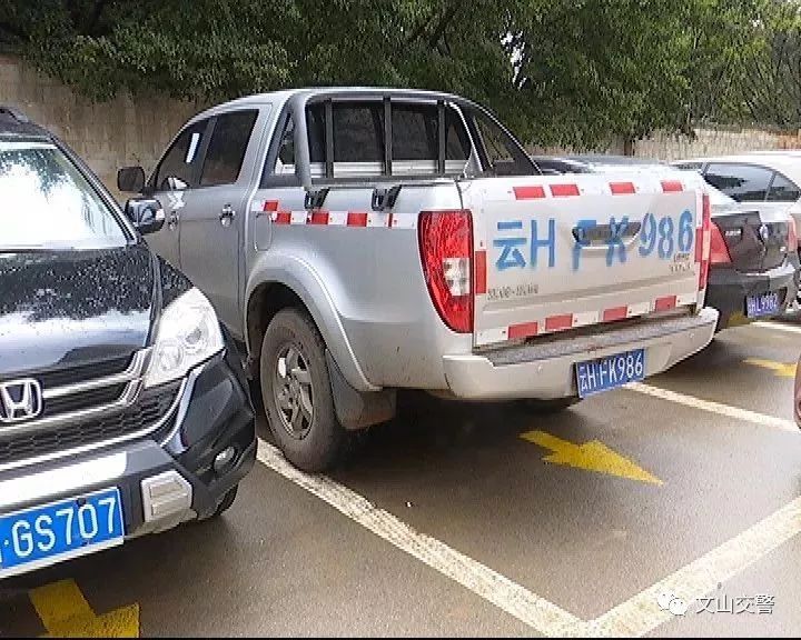 停车位悄悄缩水，车主停车难下车更难，不少人都遇到过