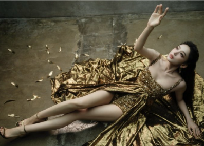 谁被娜扎美晕了！红毯封神！鎏金开叉长裙勾勒绝美身段，长腿逆天，颜值气质双在线，宛