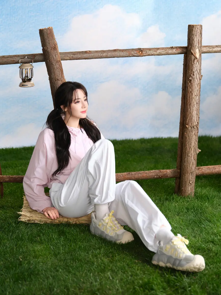 迪丽热巴仿佛闯入了童话世界！秒变双马尾少女甜美可爱