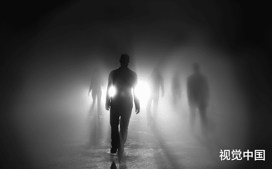 二叔葬礼怪事频发，灵异哭泣吓跑所有亲戚，我偷偷放下摄像机，第二天看到的录像让我浑身发冷，立刻按下11