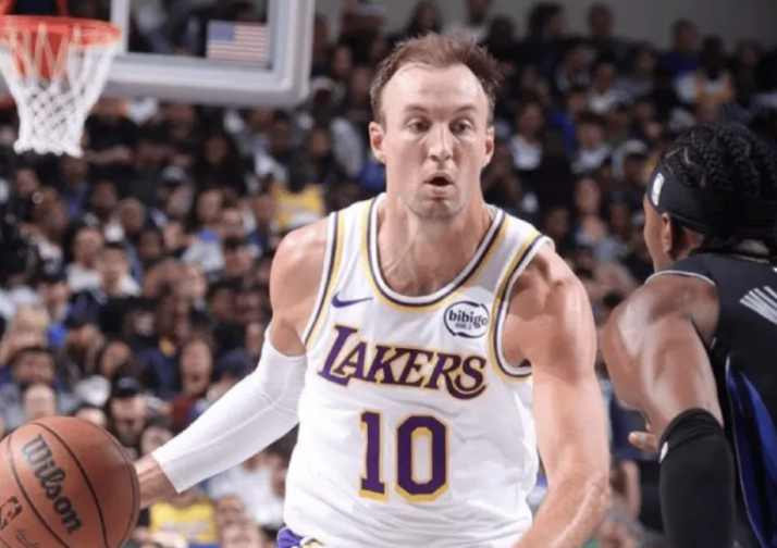 NBA季后赛首轮，湖人主场对阵火箭的比赛已经结束，湖人107-98战胜火箭。
卢