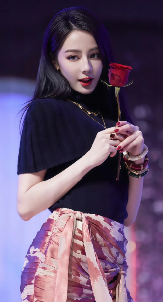 迪丽热巴下车3人抢着去搀扶新经纪人上前被女助理推开
就是这穿的黑色吊带长裙，实在