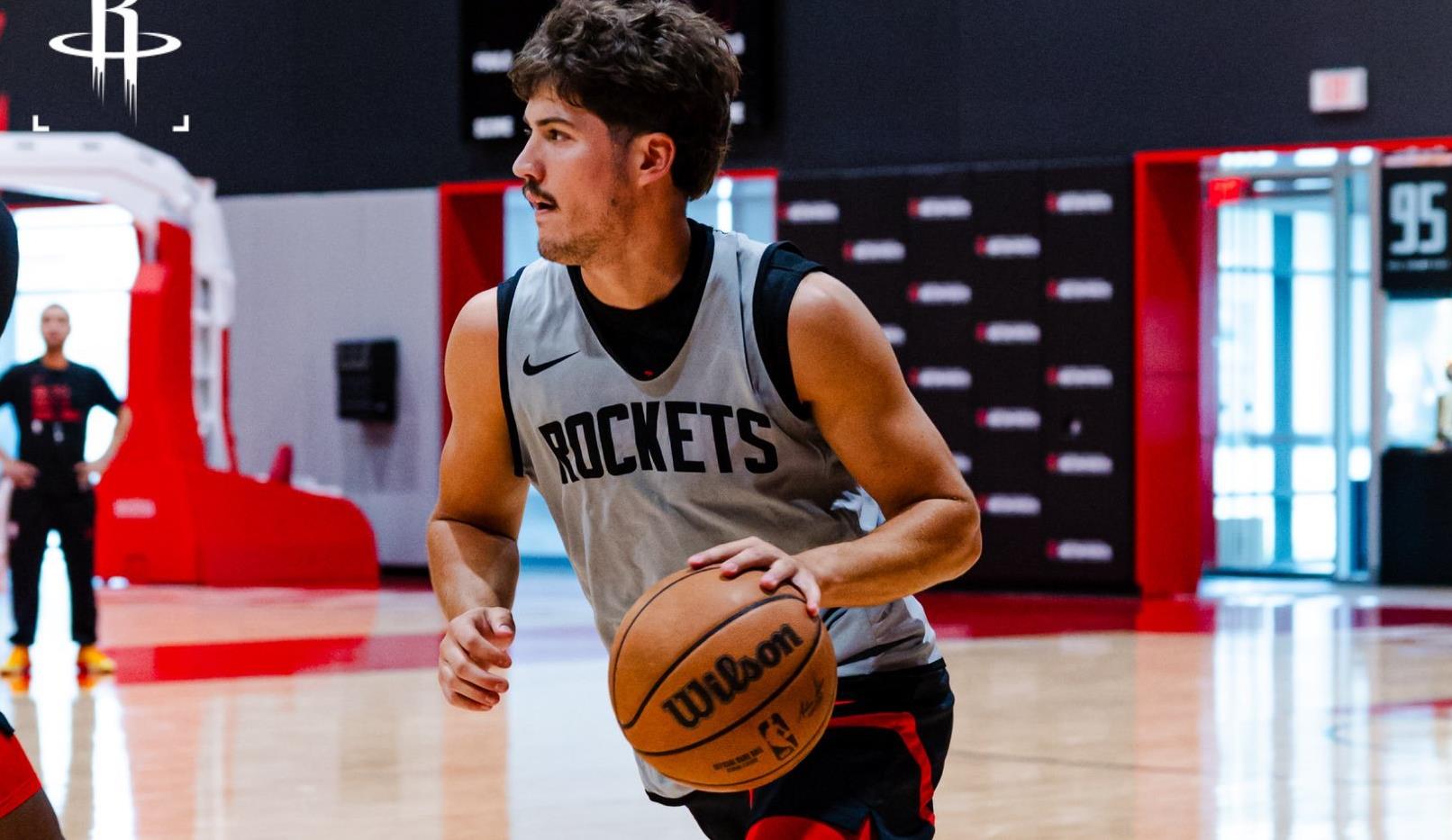 谢泼德在前一场火箭队不敌凯尔特人队的比赛里状态非常糟糕，他全场出战19分钟，12