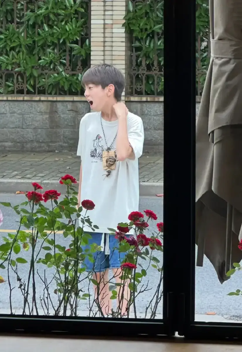 甜馨嗯哼海门咖啡店遭偶遇 两人互动轻松自在