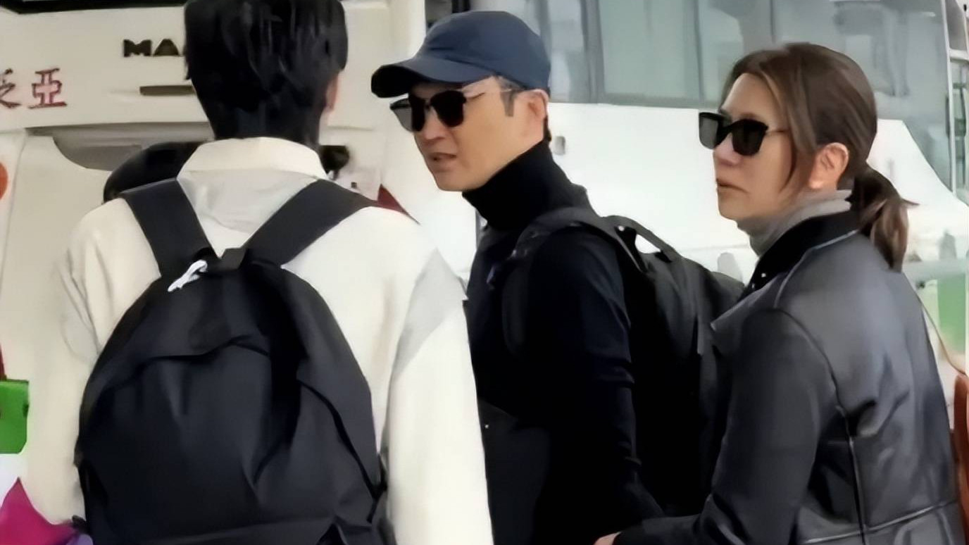 张智霖和魔童儿子看演出，父子俩同框太像兄弟了，少年感十足