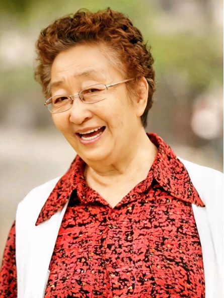 大家还记得这位女演员吗？
她今年已91岁了，黑龙江人，年轻时长得端庄大气，尤其眼