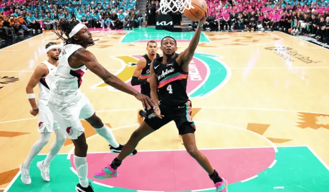 NBA季后赛马刺主场对阵开拓者的比赛已经结束。
赛后，主帅米奇称赞了福克斯的发挥