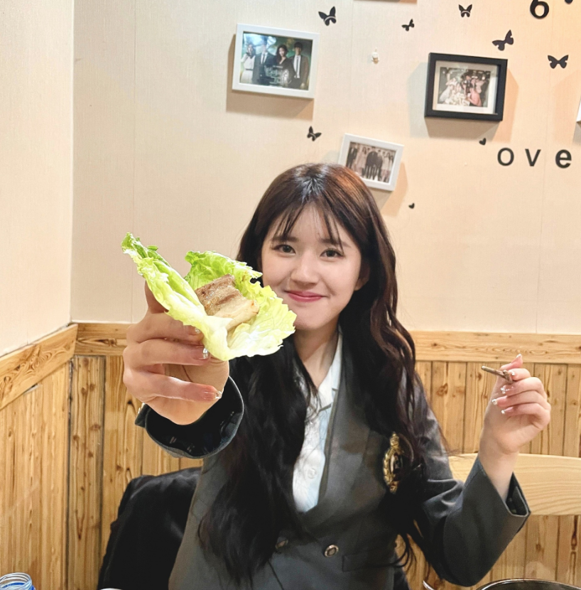 露思的颜值是那种让人看了就心情好的美