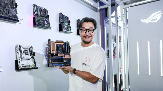 致敬经典 ROG CROSSHAIR 2006复刻版主板闪耀ROG DAY
