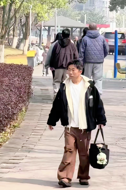 好奇查了一下杨迪的出身
杨迪根本不是有后台的资源咖，他就是一个不靠背景只靠自己的