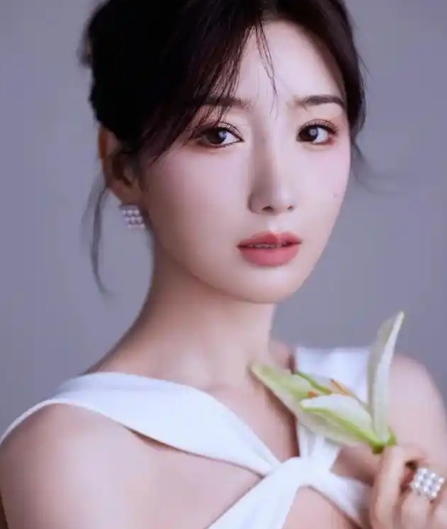 久未露面的毛晓彤冲上热搜
不过这次不是因为恋情，而是她自曝自己28岁生日的时候曾