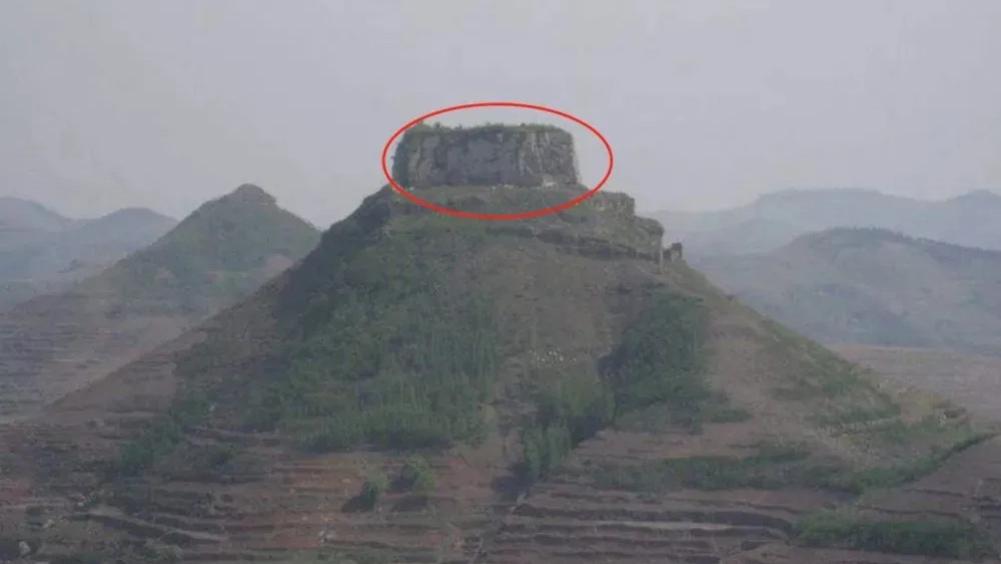 谁把王陵建在百米崖顶？2012年纪王崮春秋大墓发掘，出土文物颠覆认知！