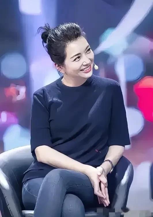 没想到照片中这个女人50多岁了，状态还这么好，笑容中充满了自信，生活过得一定很幸