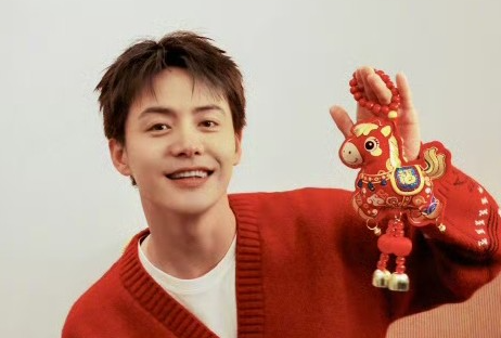 马天宇在社交平台分享了一段高铁暖心日常
瞬间圈粉无数。当天他出行没买到坐票，全程