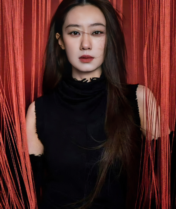 张小斐在社交平台转发了一条消息、
配文只有短短六个字：“荣幸，也忐忑。” 字面低