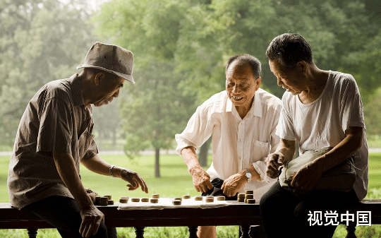 下象棋总被一群老头“指点”，小伙使出绝招打棋王的脸，结果差点倾家荡产