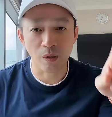 对汪小菲这事儿我是真一点都同情不起来
甚至觉得他这样下去迟早得栽跟头
当众扯着嗓