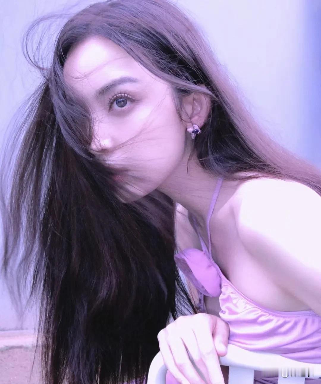 古力娜扎的颜值在内娱应该可以排第一，她不只是漂亮，而且颜值稳定。内娱漂亮的不少，