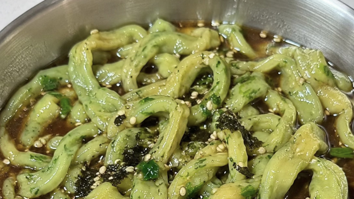 减脂不戒碳水：一碗改良版菠菜面的饮食智慧