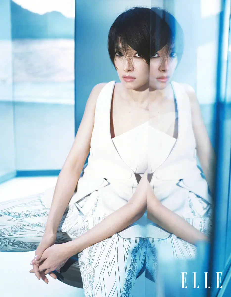 宋茜剪利落短发气质清冷疏离 先锋造型加身尽显复古酷飒