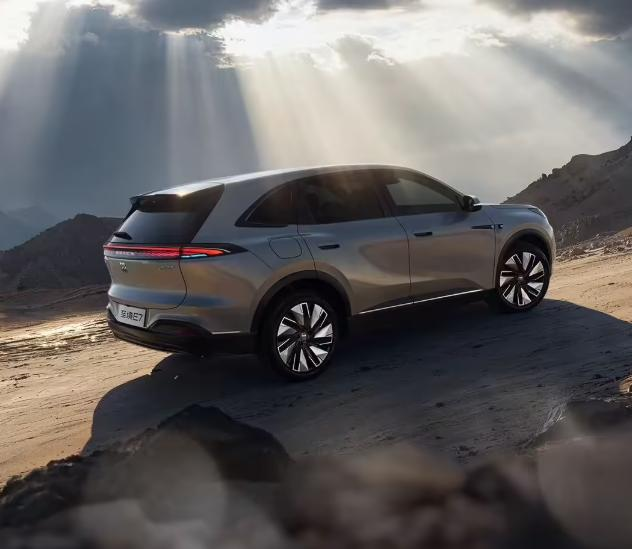 别克e7的售价已正式揭晓。高配车型搭载1.5T动力系统，而其他较低配置版本则配备