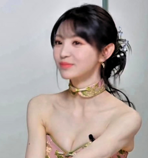 田曦薇这套造型第一眼好美再一看这裙子也太勒了吧
明明已经瘦成纸片人了，后背还能勒