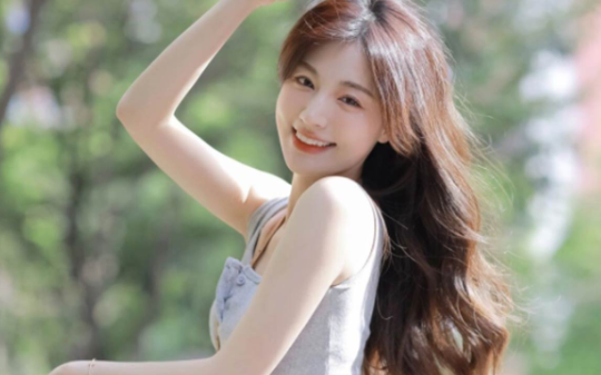 商场经理逼我跪式服务，还自称是我老婆的正牌老公？我笑着拨通视频电话对质