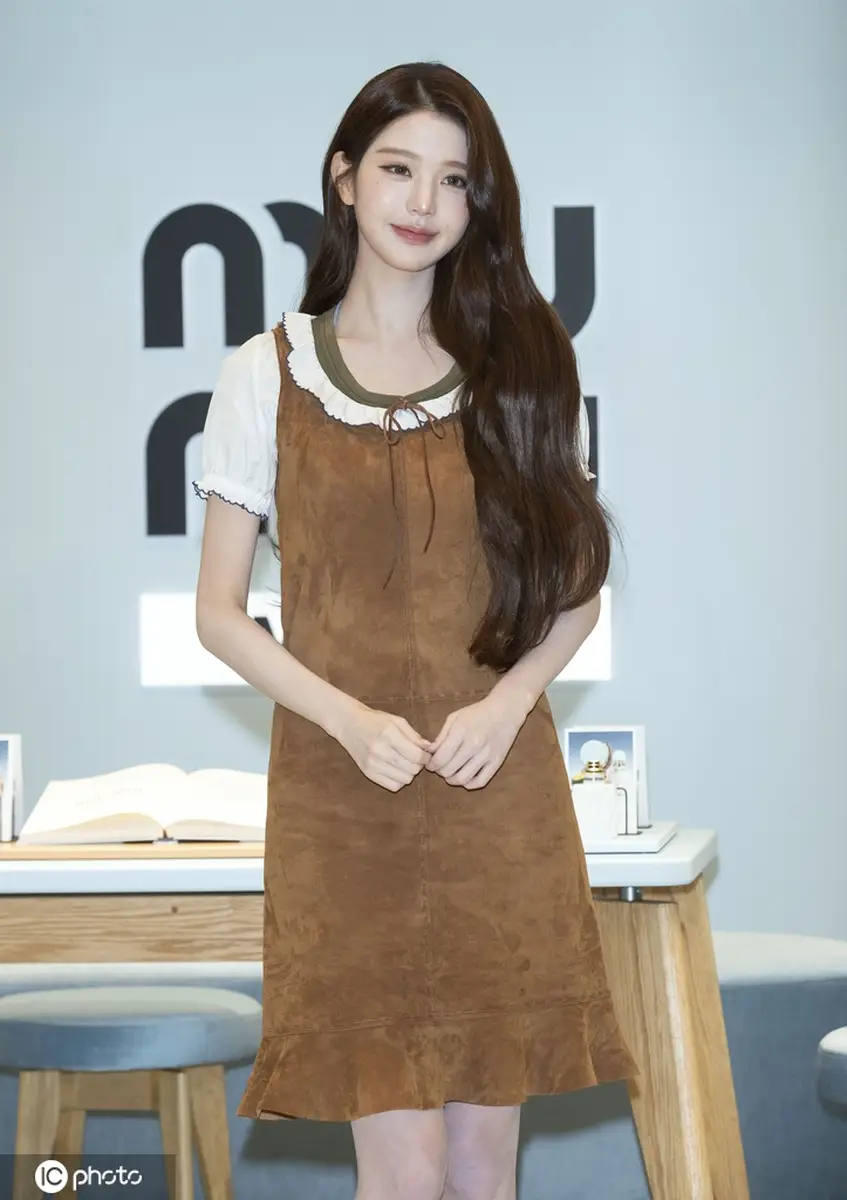 张元英出席Miu Miu美妆快闪店开幕活动