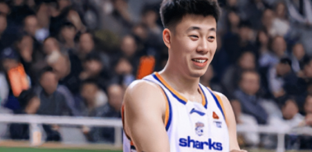上海男篮球员张镇麟：看着付豪有点害怕我怕他把我牙打下来。上海男篮对阵辽宁男篮的赛