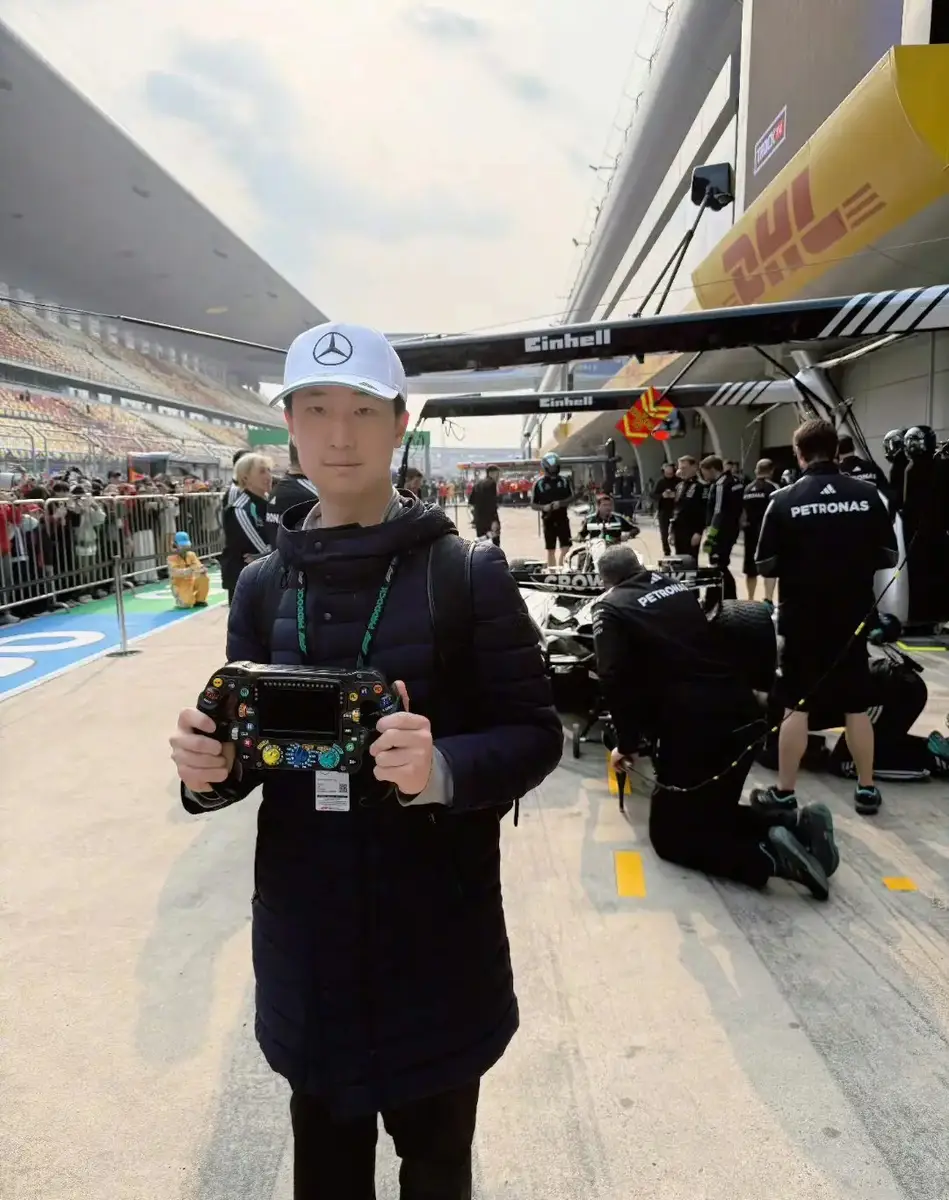 林永健携儿子现身F1赛场 15岁林大竣身高出众