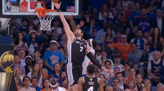 NBA总决赛，尼克斯对阵马刺的G4比赛中，出现了非常奇葩的一幕。第三节比赛进行到