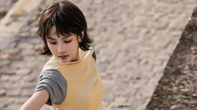 陈都灵巴黎街拍上线，短发俏皮度你打几分？