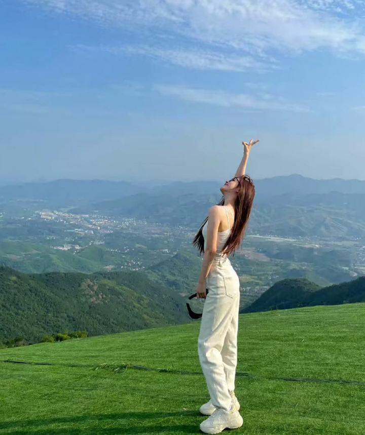 美得没有攻击性，像春日午后晒在棉布上的阳光