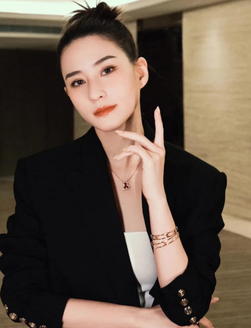 何超莲是个有大格局的女人，她对何猷君和奚梦瑶的婚礼送上了祝福，何猷君是四太家的、