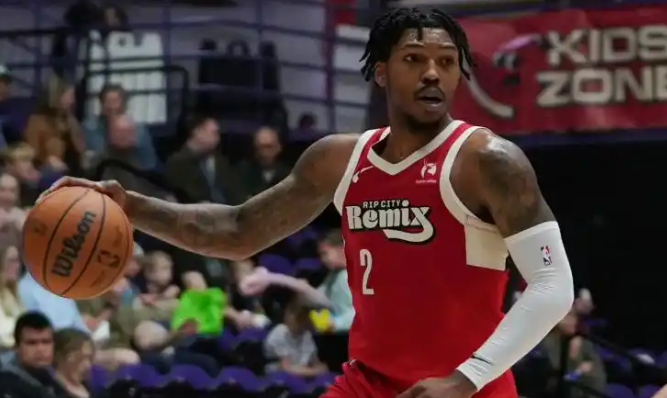 看开拓者对雄鹿，乐福心态的确崩了
垃圾时间连续两个三不沾，全场三中零得零分。乐福