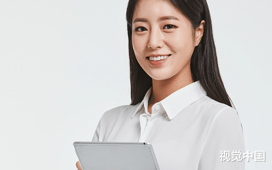 实习生提出公司福利不够完善，要求我不仅要给员工房补还要包吃包住