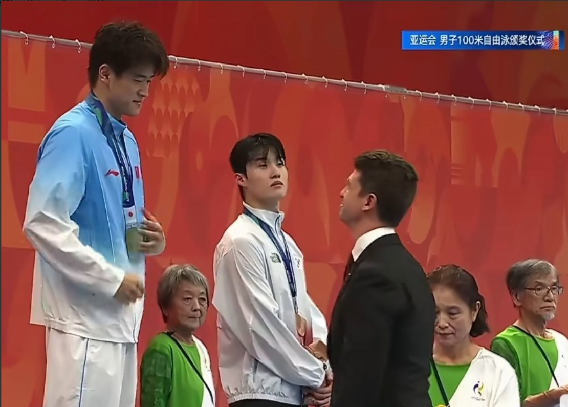 亚运会成了巨大的草台班子，一出出令人瞠目结舌的闹剧或奇观还在上演：
在游泳赛场的