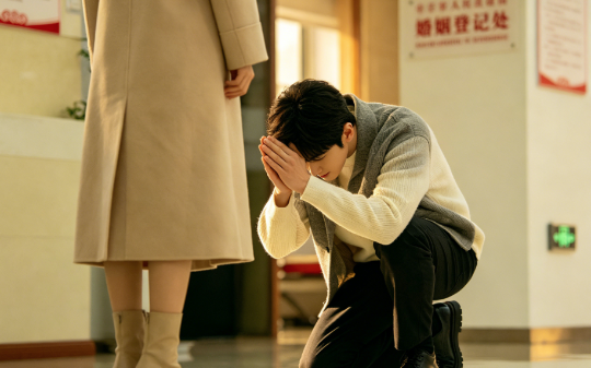 怀孕8个月，婆婆非要我下跪给她拜年，我没跪，她气得砸了满桌年夜饭，第二天她突发脑梗，老公让我辞职照顾