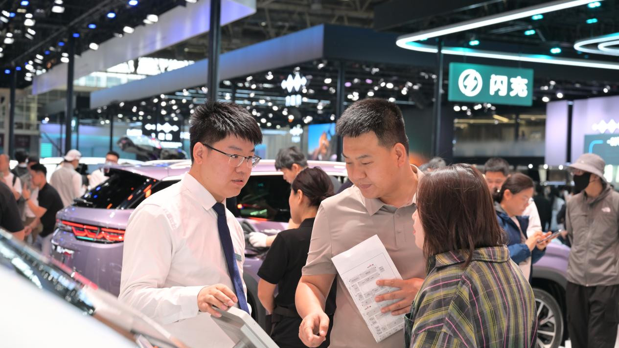 这辆9.99万起的宋Pro DM-i确实做到了同级唯一