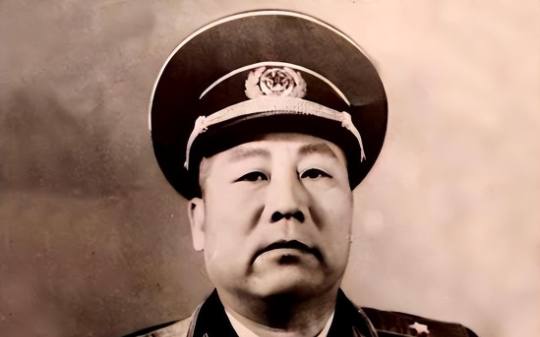 1945年，苏军出兵东北关东军投降，军民连夜抢运军火，战士抹泪直叹早有这些可以少死多少兄弟！