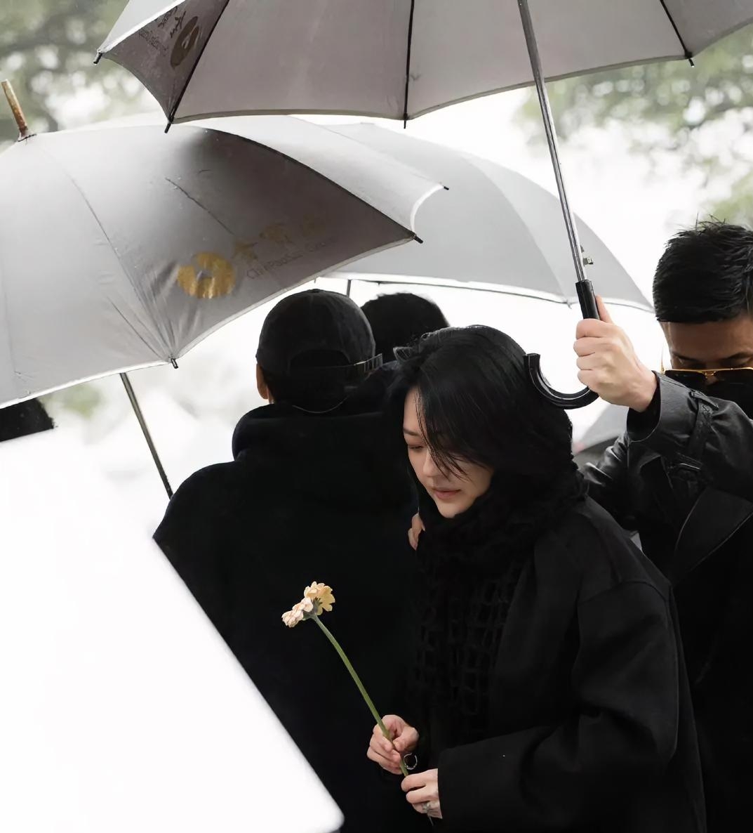 小S主持大S雕像揭幕，笑着调侃阿雅，转身却哭到崩溃