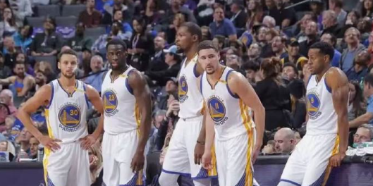 转眼十年！2015-16赛季勇士缔造73胜神迹，打破公牛尘封纪录，掀起小球风暴。