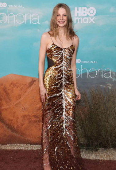 亨特·莎弗出席剧集《亢奋》第三季首映式,透视亮片裙装出席， 输出水准也很稳定。