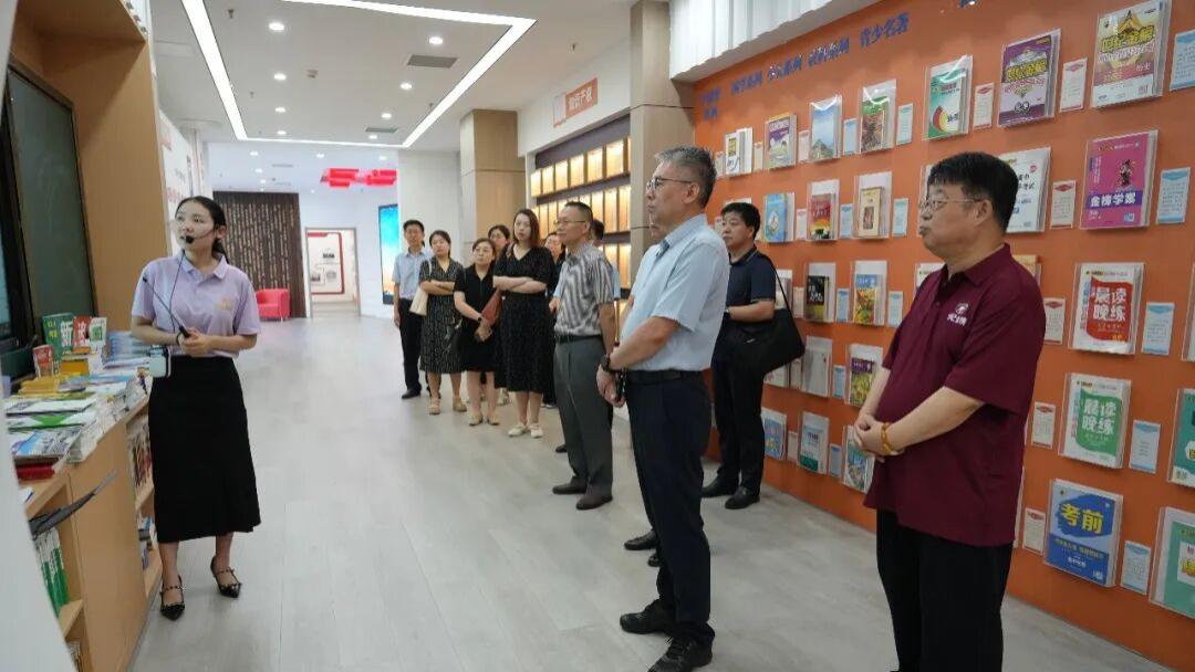 济南市教育教学研究院数智教育教研指导团队成员一行莅临世纪金榜调研指导