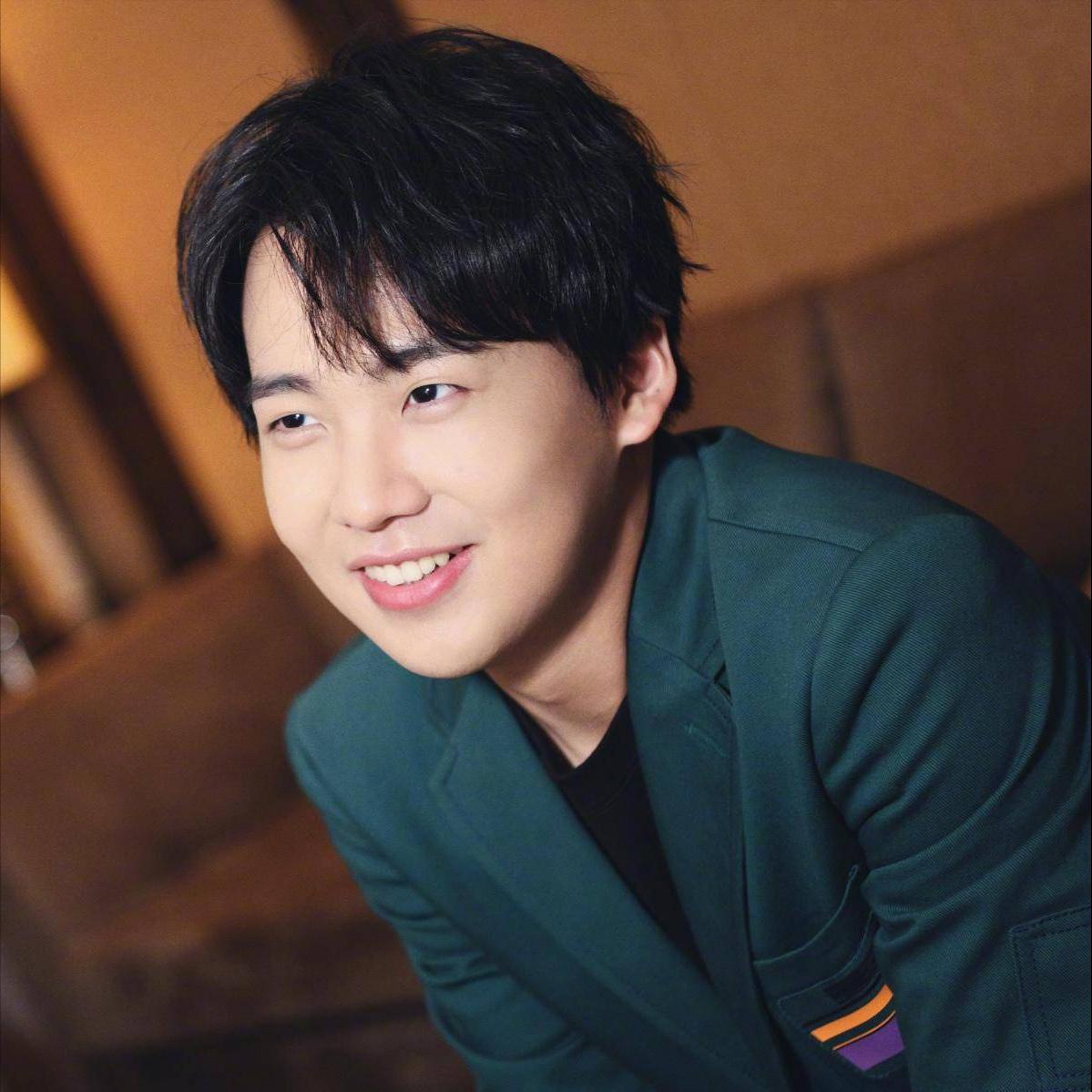 演员郭麒麟说，德云社最后归谁，江湖上传言很多，都是猜测，我反正不会接班，本来我就